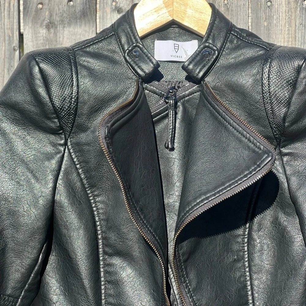 Elegant Black Leather Jacket - Picture 5 of 16